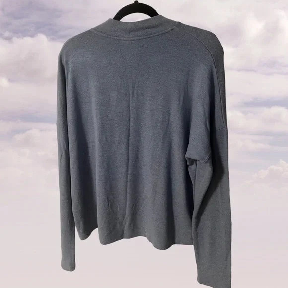 A Twik top in blue and a size large - Picture 4 of 5